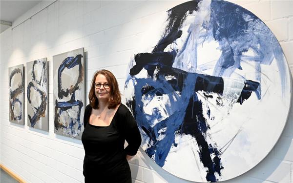 Karin Schuff „Kontrapunkt“ baut ihre Bilder Schicht um Schicht auf und lässt sich überlagernde Formen entstehen. GB-Foto: Holom