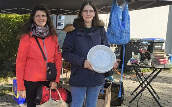 Karin Strohäcker und ihre Tochter Lisa entdeckten unter anderem eine gut erhaltene Wanduhr.GB-Foto: Straub