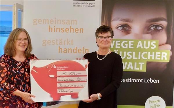 Karin Zimmermann („Frauen helfen Frauen“) und Marina Wiedmaier-Eipper (Ladies Captain GC Domäne Niederreutin) bei der Scheckübergabe. GB-Foto: gb