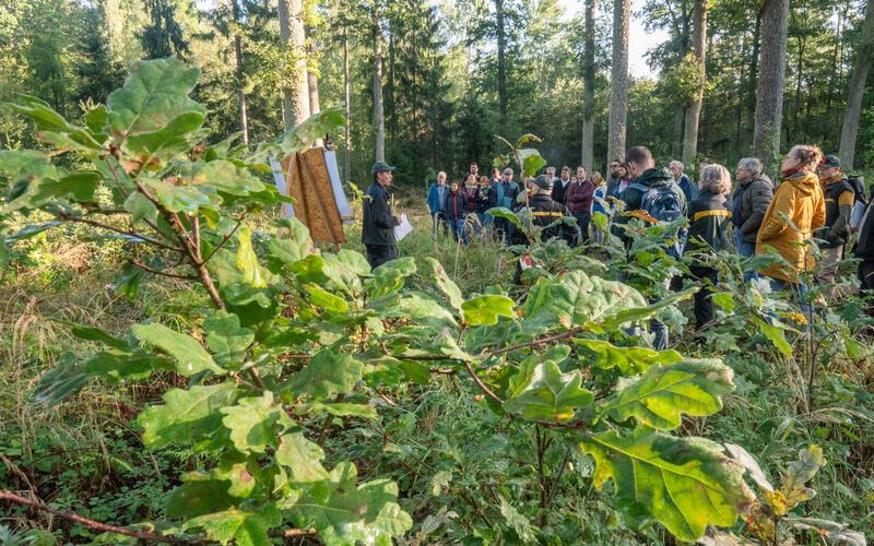 Karl-Heinz Schäfer spricht über die Erkenntnisse aus der Wald-Inventur, über den Klimawandel und die Eichenverjüngung. GB-Foto: Vecsey