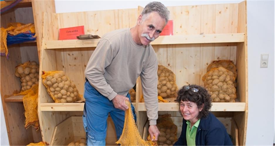 Den Dünger liefern Erbse und Regenwurm Karl-Heinz undEleni Egelerkönnen ab Mitte2019 ihreKartoffeln alsBioland-WareverkaufenGB-Foto: Schmidt
