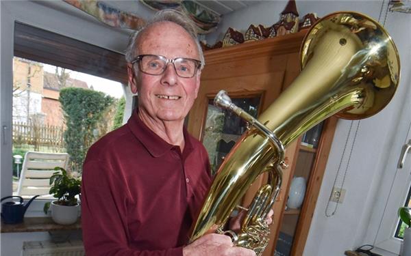 Karl Holzapfel ist seit 70 Jahren Mitglied im Musikverein Mötzingen und spielt dort das Tenorhorn. GB-Foto: Vecsey