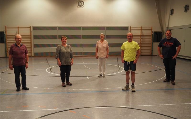 Vorstandsriege stellt sich neu auf Karl Mast (links) wurde für 50 Jahre Mitgliedschaft bei Bella Cantare geehrt, dem neuen Vorstand gehören (von links)Angelika Lang, Dagmar Heiß, Martin Kellner und Rolf Grammer an GB-Foto: Daemgen