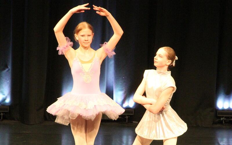Karlotta Klär (rechts) im Stück „Ballerina meets Alien“. GB-Fotos: gb