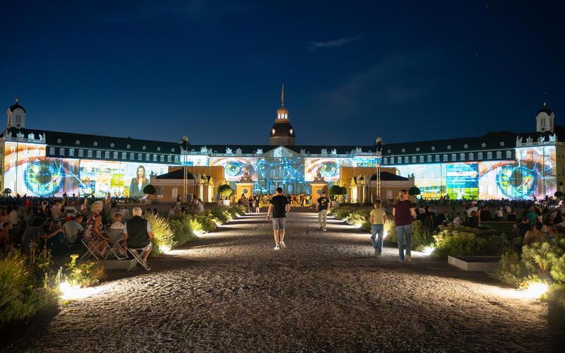 Karlsruher Schloss im Lichterspiel.GB-Foto: Tourismusverband Baden-Württemberg.