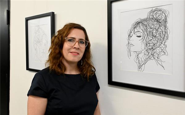 Karolina Nourddine stellt unter dem Motto „Between Lines“ in der Galerie im Kulturzentrum aus.GB-Foto: Holom