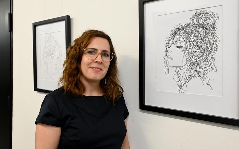 Karolina Nourddine stellt unter dem Motto „Between Lines“ in der Galerie im Kulturzentrum aus.GB-Foto: Holom