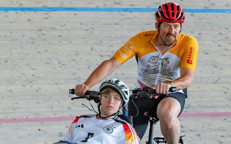 Karsten Wörner mit Passagierin auf dem Dreirad der Ergenzinger Firma Urban. GB-Foto: Vecsey