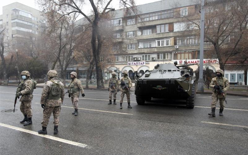 Kasachische Soldaten patrouillieren am Freitag in Almaty nach Zusammenstößen. Foto: Vasily Krestyaninov/AP/dpa