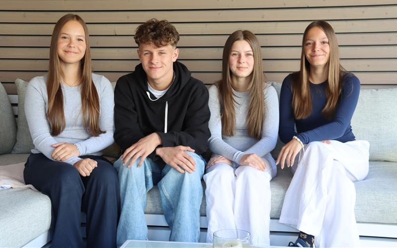 Kate (links) und Anny Fleischer (rechts) sind zweieiige Zwillingsschwestern, und auch Tim und Leni Fleischer sind zweieiige Zwillingsgeschwister. Als Cousinen und Cousin sind die vier Jugendlichen aus Altingen zudem miteinander verwandt – und mit nur fünf Tagen Unterschied auch nahezu gleich alt. Das außergewöhnliche Quartett feiert am Sonntag gemeinsam Konfirmation.GB-Foto: Priotto