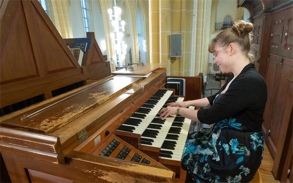 Katelyn Emerson, gut gelaunt an der Orgel der Herrenberger Stiftskirche mit drei Manualen.GB-Foto: Vecsey