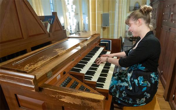 Katelyn Emerson, gut gelaunt an der Orgel der Herrenberger Stiftskirche mit drei Manualen.GB-Foto: Vecsey