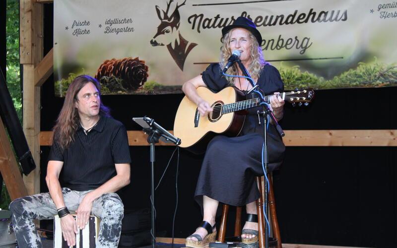 Katja Boss und Raffael „Hippie“ Schöllhorn ließen bekannte Klassiker wieder aufleben. GB-Foto: Baum