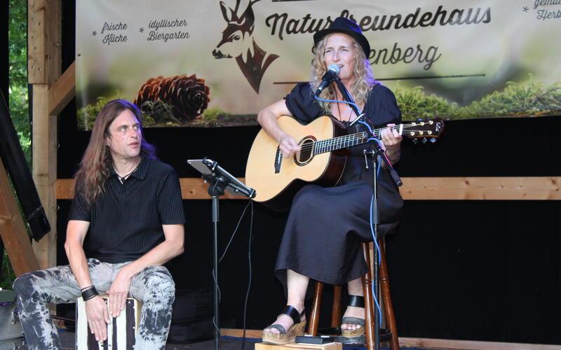 Katja Boss und Raffael „Hippie“ Schöllhorn ließen bekannte Klassiker wieder aufleben. GB-Foto: Baum
