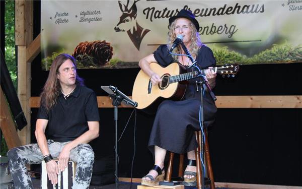 Katja Boss und Raffael „Hippie“ Schöllhorn ließen bekannte Klassiker wieder aufleben. GB-Foto: Baum
