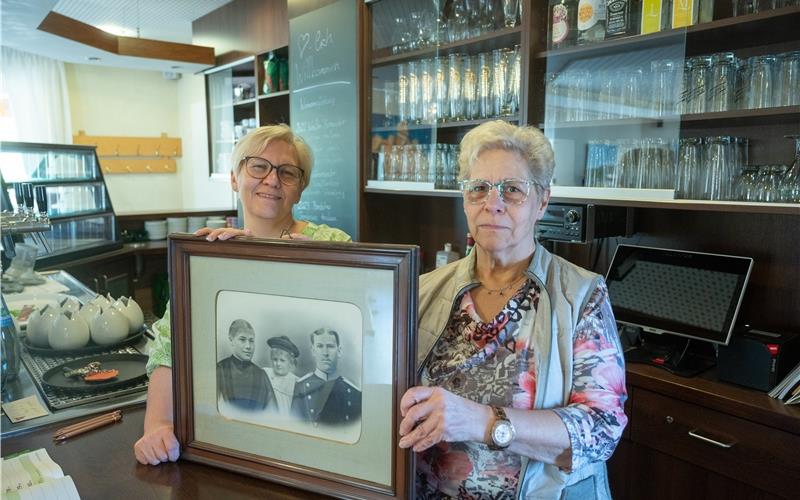 Katja Kloxin-Göldner (links) und ihre Mutter Brigitte Fuchs in der heutigen Felsenburg. GB-Foto: Schmidt