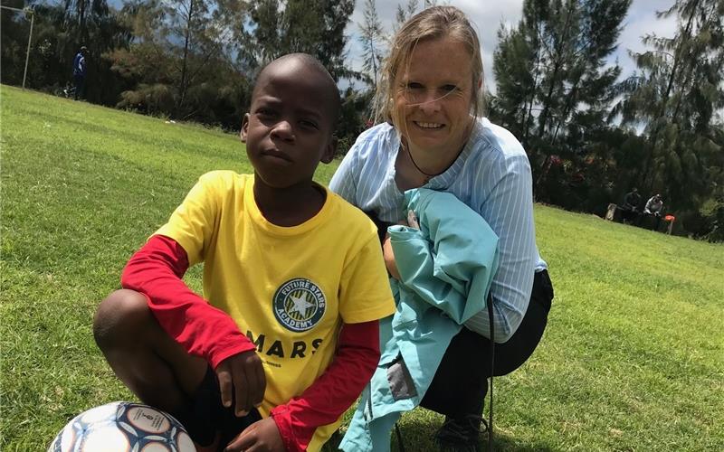 Katja Stamer unterstützt junge Fußballer in Tansania auf ihrem Lebensweg. GB-Fotos: gb