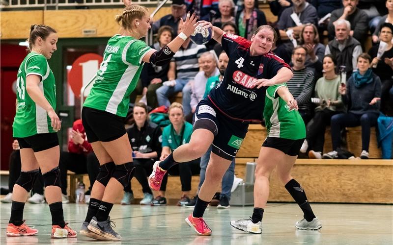 Katrin Schröder (2019 im Zweitliga-Spiel gegen Werder Bremen) könnte am Sonntag wieder für die SG H2Ku Herrenberg auf dem Feld stehen. GB-Foto: Frank/Eibner