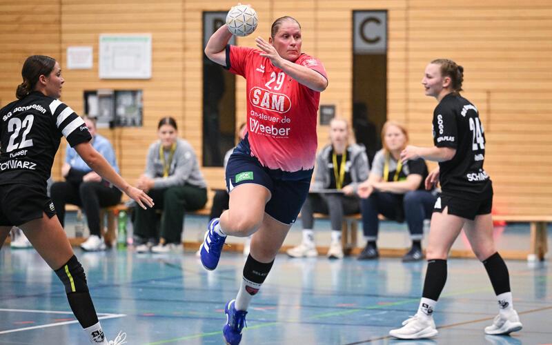 Katrin Schröder (am Ball): Trotz anhaltender Knieprobleme will die routinierte SG-Spielerin heute Abend auflaufen. GB-Foto: Ulmer