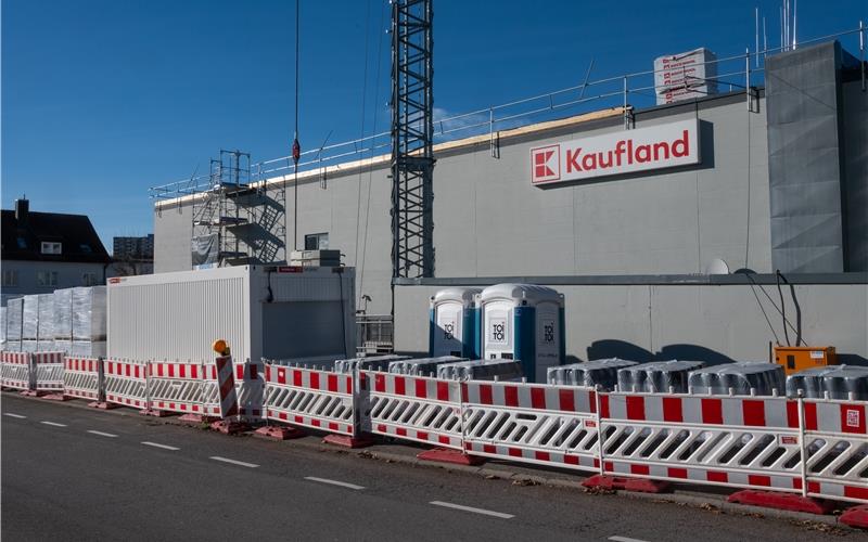Kaufland-Filiale im Herrenberger Schießtäle: Die Dachsanierung läuft bereits.GB-Foto: Schmidt