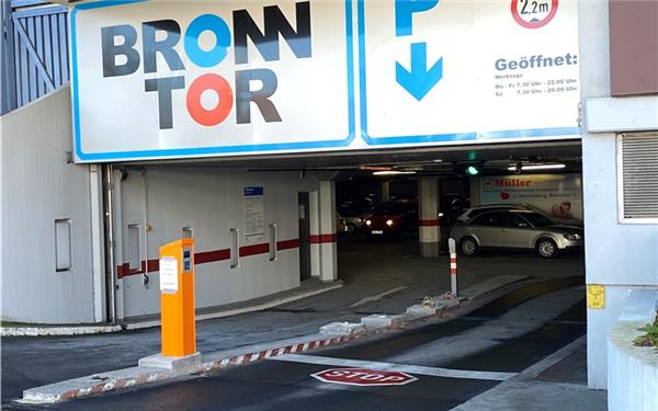 Kaum da, schon wieder kaputt: Die Schrankenanlage der Bronntor-Garage. GB-Foto: gb