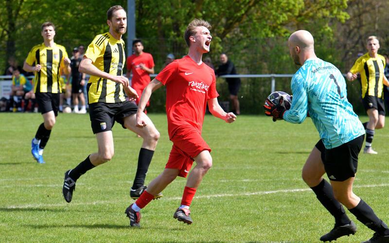 Kayhs Torhüter Marc Müller ist vor Affstätts Stürmer am Ball. GB-Foto: Holom