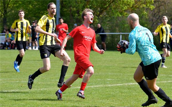 Kayhs Torhüter Marc Müller ist vor Affstätts Stürmer am Ball. GB-Foto: Holom