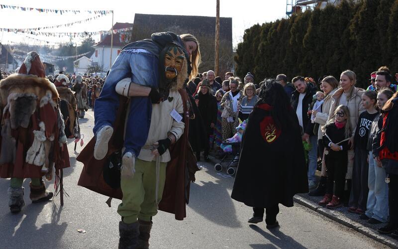 Kein Entrinnen vor der Fasnetszeit: Die Dettenhäuser Narren entführten beim Umzug in Altingen auch das ein oder andere junge Mädchen. GB-Fotos: Straub