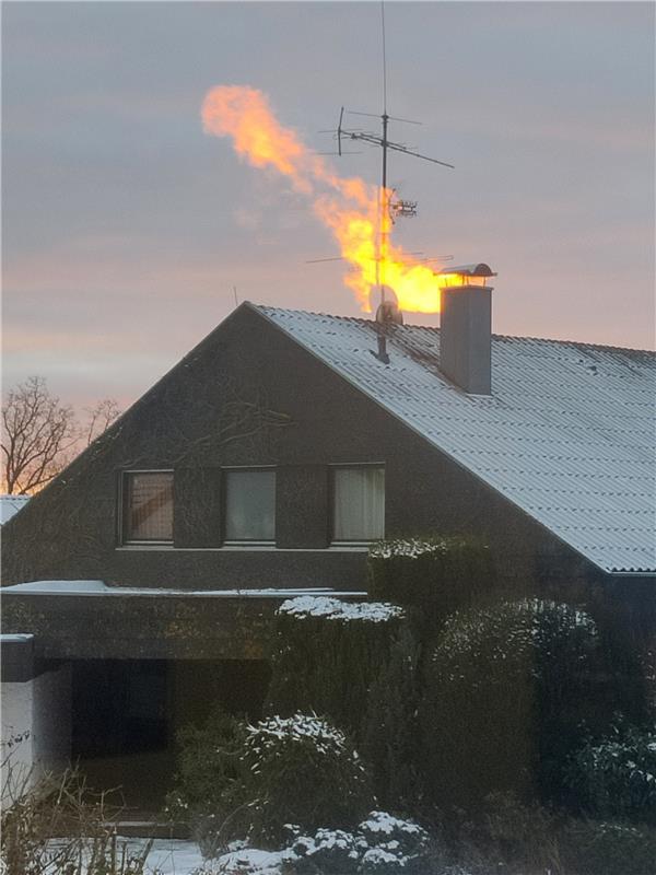 Kein Kaminbrand, nur die morgendliche Sonne.  Von Helmut Aichele.