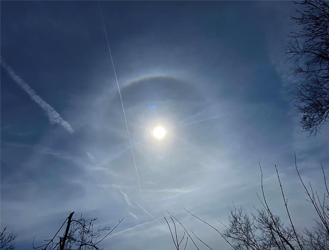 Kein alltäglicher Anblick und zudem faszinierend schön: Ein Sonnen-Halo am 12. A...