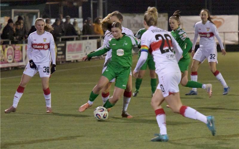 Keine Luft zum Atmen: Der VfB Stuttgart setzte den VfL Herrenberg (grün) ständig unter Druck. GB-Foto: Holom