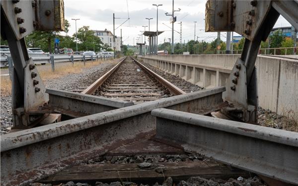 Keine Züge fahren auf den Linien RE4 und R14a sowie auf der IC-Linie 87 auf der Gäubahnstrecke — dafür verkehren Ersatzbusse. GB-Foto (Archiv): Vecsey