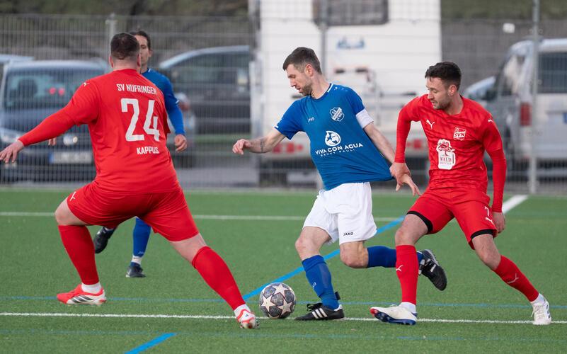 Keinen Meter Raum wird Rohraus Simon Kamm (Mitte) von Dustin Kappus (links) und Timo Tropsch gelassen. GB-Foto: Vecsey