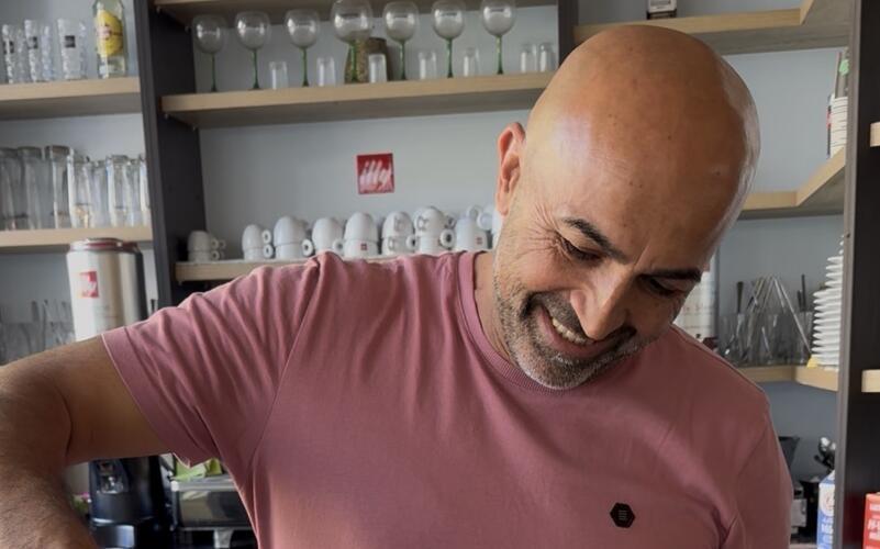 Kemal Elma kreiert im „Barista“ hinter der Bar erfrischende Sommergetränke.  GB-Fotos: gb