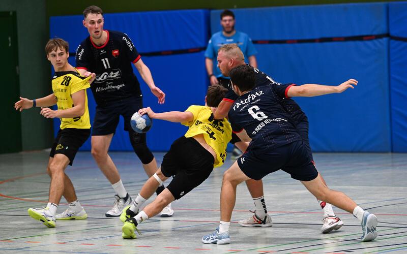 Kenneth Stiegen (11), Lennart Turek (6) und Miro Mezger packen in der Abwehr zu. GB-Foto: Schmidt