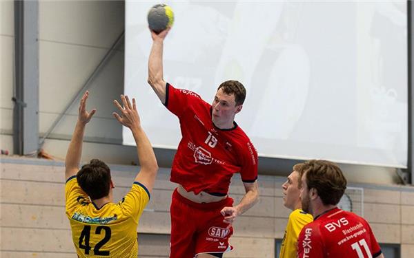 Kenneth Stiegen (am Ball) wirft aus der obersten Etage: Fritz Müller (HSG/Nr. 42) kommt da nicht mehr zum Block. GB-Foto: Eibner