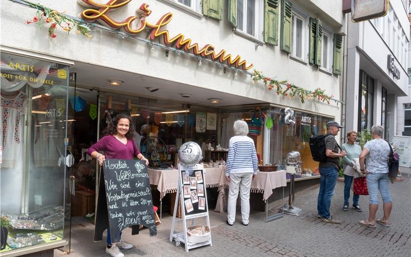 Kenyi Torres de Krug ist eine von sechs Frauen, die im „Artis“ in der Bronngasse handgefertigte Produkte anbieten. GB-Foto: Schmidt
