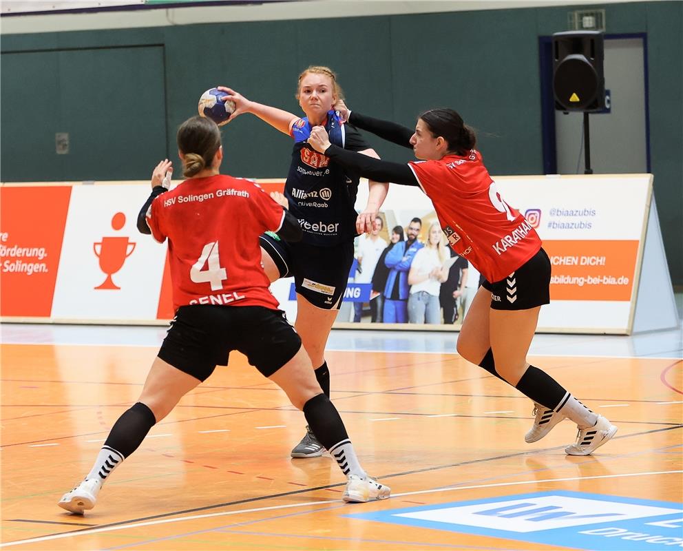 Kerstin Foth (SG H2Ku Herrenberg #11), Carina Senel (#4) und Lara Karathanassis ...