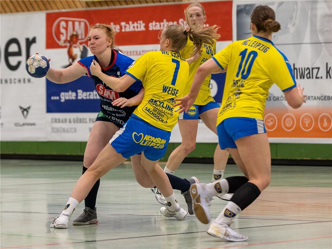 Kerstin Foth (SG H2Ku Herrenberg #11), Julia Weise (HC Leipzig #07), Stefanie Hu...