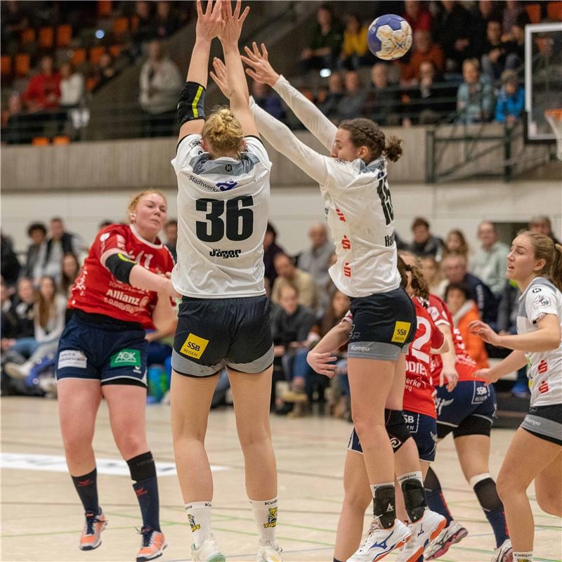 Kerstin Foth (SG H2Ku Herrenberg #11), Vivien Jaeger (VfL Waiblingen #36) und Ca...