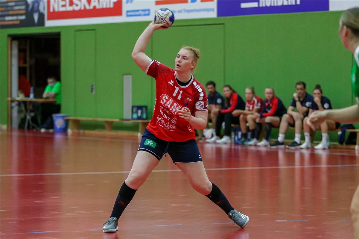 Kerstin Foth (SG H2Ku Herrenberg, 11) am Ball, Spielszene, Aktion, Action