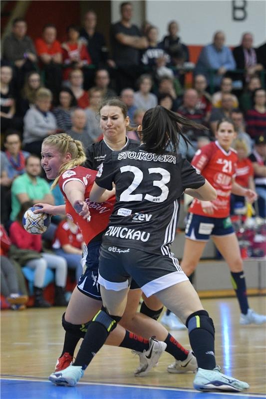 Kerstin Foth (SG H2Ku Herrenberg) li. und Simona Stojkovska (BSV Sachsen Zwickau...