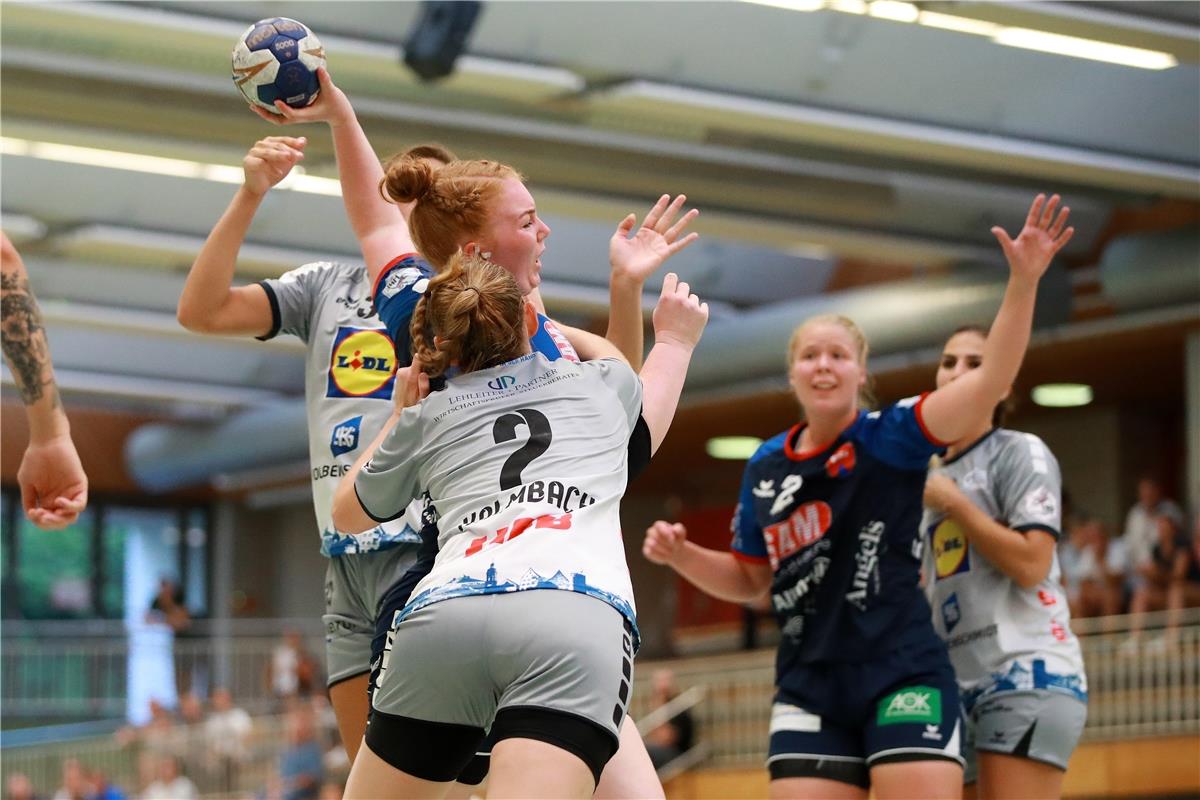 Kerstin Foth (SGH2KU) setzt sich gegen die Abwehr von Neckarsulmer Sport-Union d...