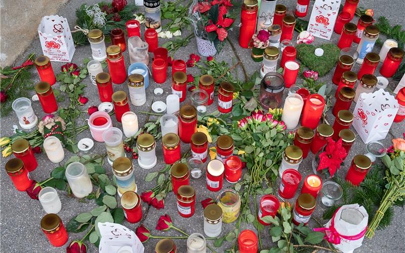 Kerzen im Gedenken an Corinna Schnaidt vor ihrer Entringer Arbeitsstätte. GB-Foto: Schmidt