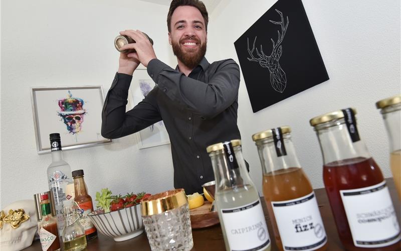 Hochprozentiges Streuobst im Glas Kevin Bandel hat zu Hause seine eigene Cocktailbar GB-Foto: Vecsey