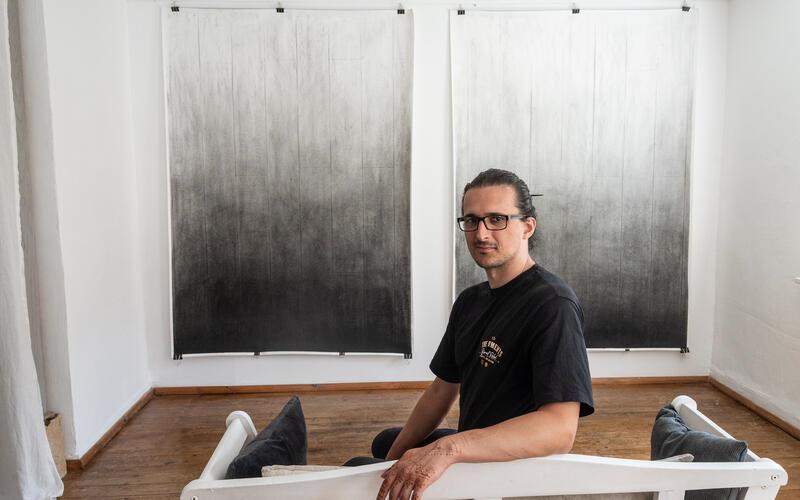Kevin Conda arbeitet ausschließlich mit Kohle. Mit ihr lassen sich sattdunkle Schatten und kräftige Konturen erzeugen. GB-Foto: Schmidt