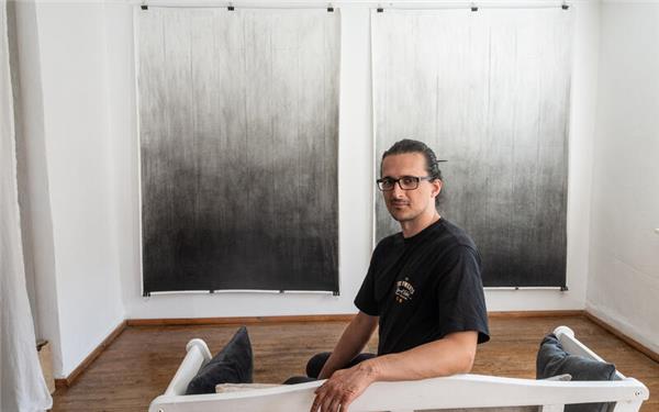 Kevin Conda arbeitet ausschließlich mit Kohle. Mit ihr lassen sich sattdunkle Schatten und kräftige Konturen erzeugen. GB-Foto: Schmidt