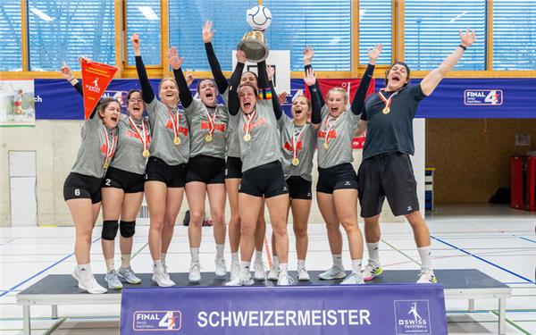 Kim Niemann (Zweite von rechts) feiert mit ihrem Team und Trainer Jan Kortzack den Meistertitel.GB-Foto: Swiss Faustball/ Baranzini