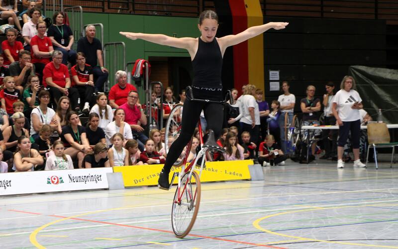 Kim Zarnetzki (RV Nufringen) zeigte als einzige Sportlerin bei der Schüler-DM den Lenkerhandstand: Verdienter Lohn war der deutsche Meistertitel. GB-Fotos: Wilfried Schwarz