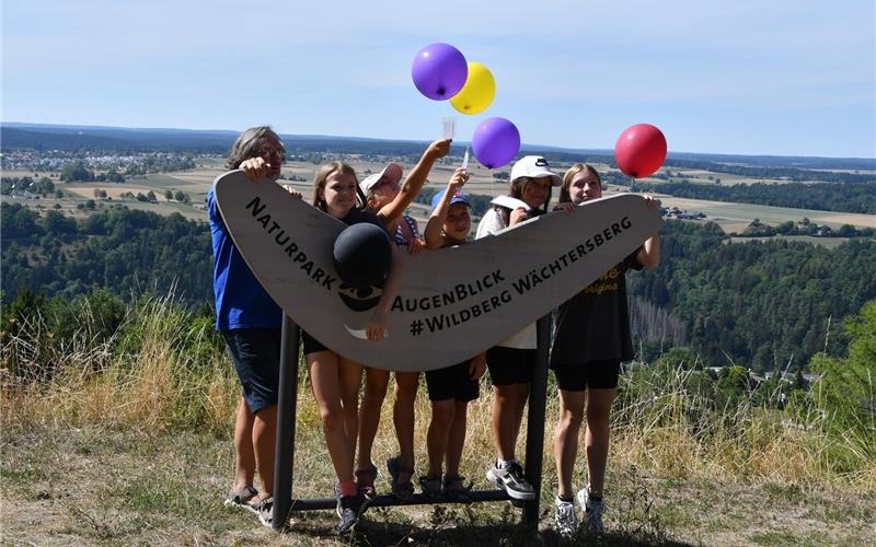 Kinder lassen Luftballons in Richtung Schwarzwald fliegen